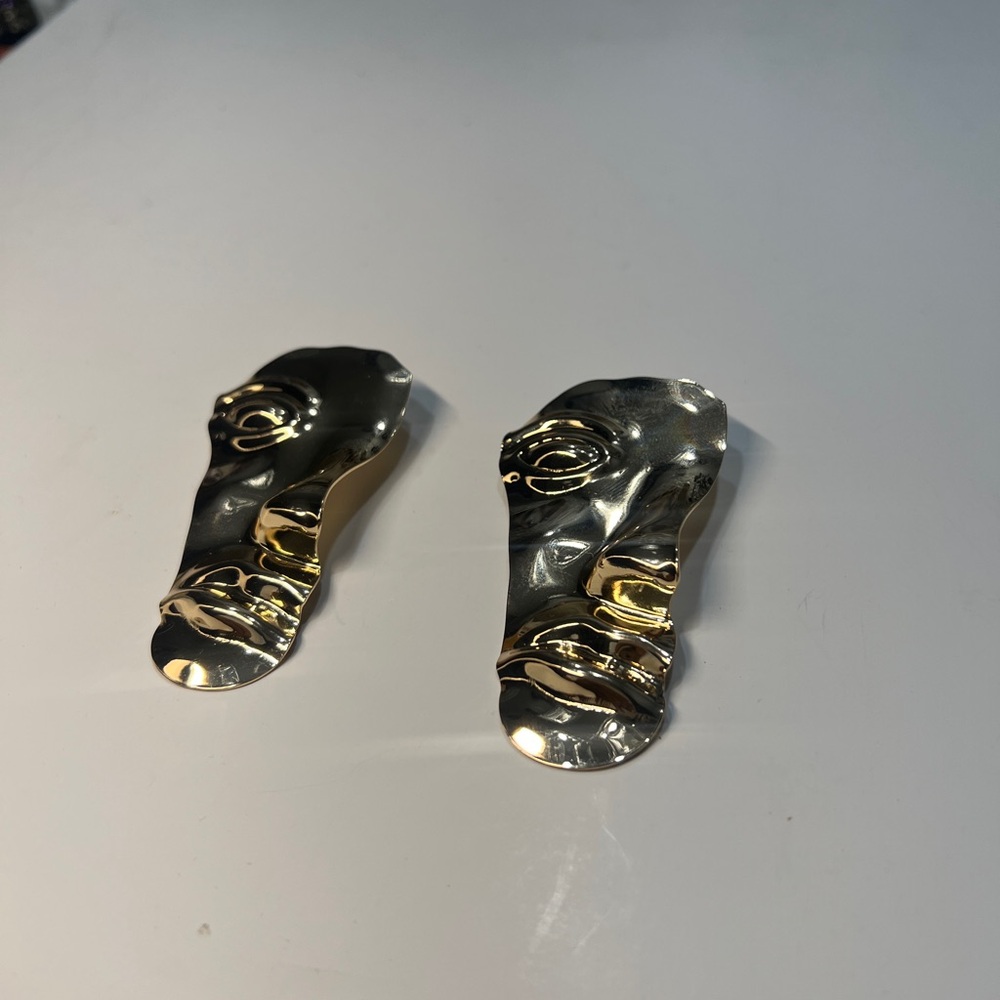 Abstract Face Earrings in Gold tone - Picture 2 of 3